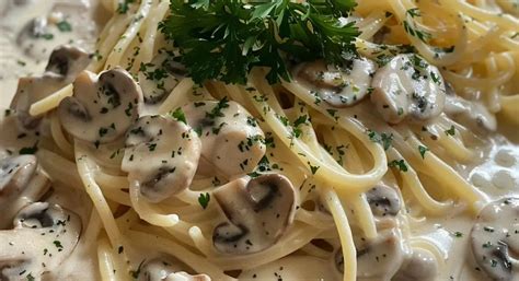 Foto de un plato de spaghetti con salsa de yogur y champiñones