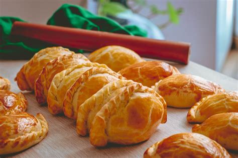 Fotografía gastronómica: Bandeja de knishes recién horneados