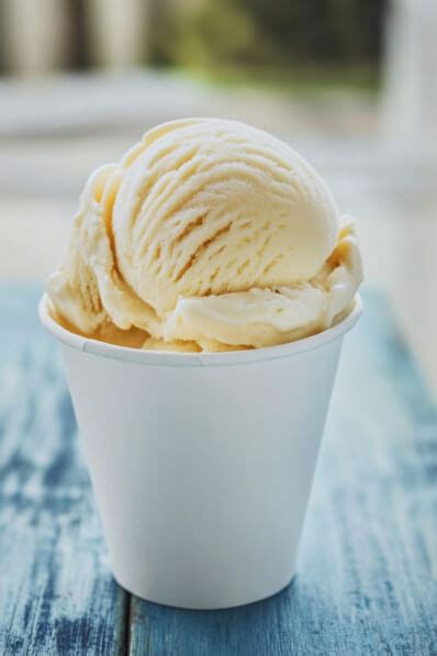 Imagen de un helado de vainilla en un recipiente en el congelador