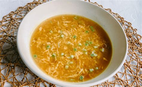 Sopa de huevo china con hilos de huevo y cebolleta picada