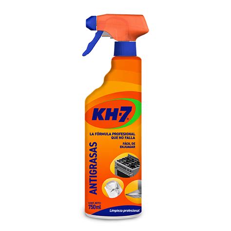 Escena de un anuncio de KH7 que refuerza el rol de la mujer como encargada de la limpieza del hogar.