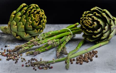 Esquema de propiedades nutricionales de alcachofas y espárragos