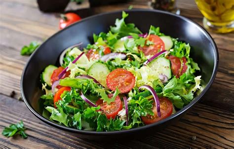 Plato de ensalada fresca y colorida para embarazadas