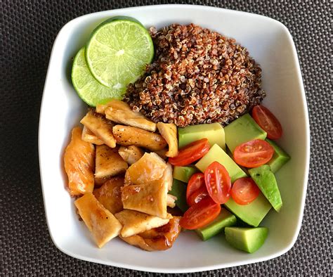 Bowl de quinua con vegetales y proteína
