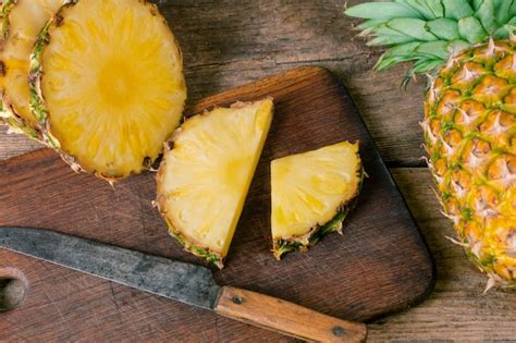 Rodajas de piña fresca y hojas de perejil verde