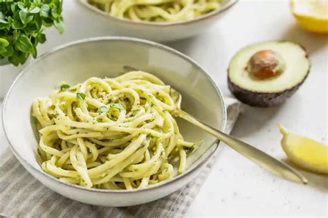 Plato de pasta sin lactosa con salsa cremosa de aguacate