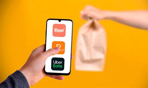 Teléfono con aplicación de delivery de comida y un bowl de palomitas