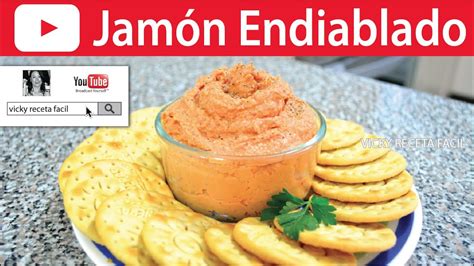 Foto de un Dip de Jamón Endiablado servido en un tazón con galletas saladas y vegetales
