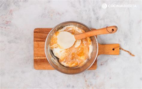 Proceso de mezcla de puré de plátano con nata montada para obtener la textura de mousse.