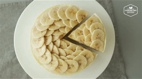 Tarta de Mousse de Plátano con base de cereales y decoración de manjar.