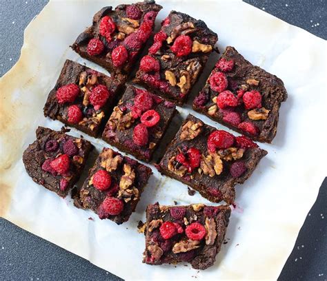 Foto de un brownie de chocolate con frutos rojos frescos