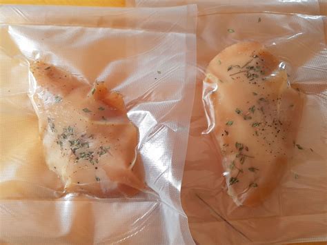 Infografía mostrando el proceso de cocción Sous Vide para pechuga de pollo.