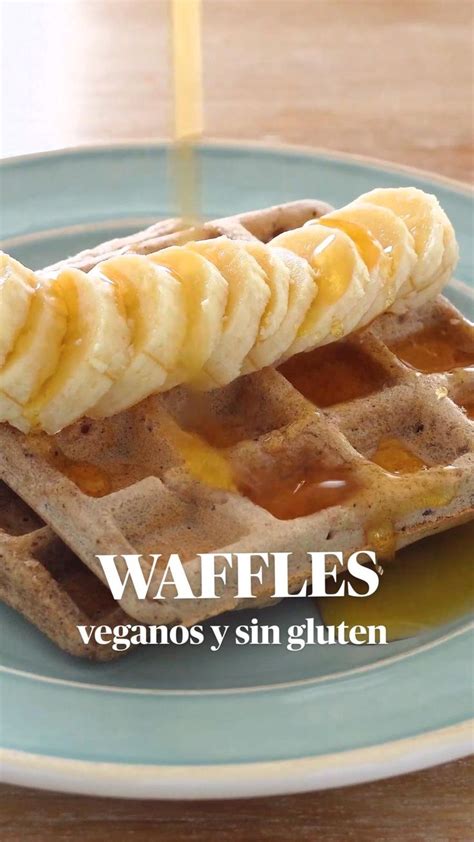 Infografía con ingredientes básicos para waffles veganos: harina, leche vegetal, endulzante, levadura, aceite.