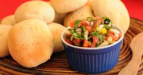 Fotografía de un cuenco de pebre fresco servido con pan amasado