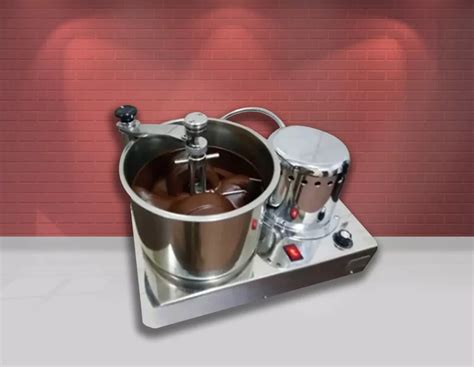 Máquina conchadora de chocolate en funcionamiento