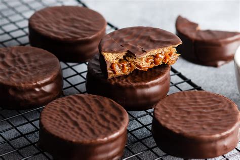 Fotografía gastronómica de alta calidad del Alfajor de Manjar Chocolate de La Romería, mostrando el corte del producto.