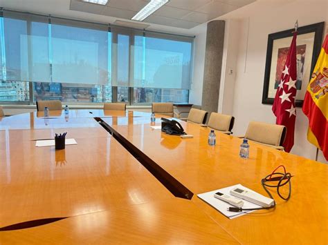 Reunión de mesa sectorial discutiendo el futuro de la industria cárnica