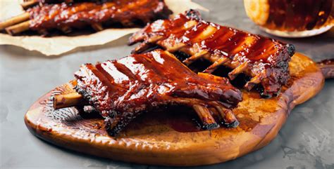Costillas BBQ glaseadas y brillantes recién salidas del horno