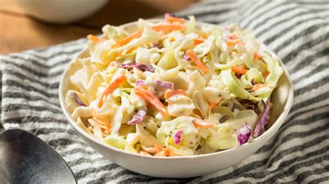 Ensalada de col (coleslaw) fresca y colorida en un bol