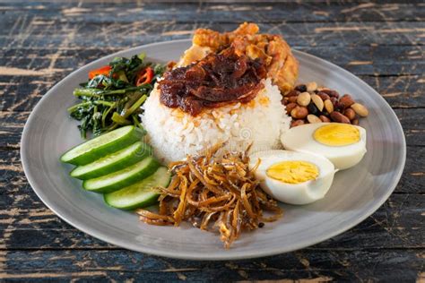plato de Nasi Lemak tradicional con acompañamientos
