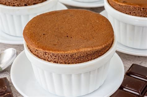 esquema de preparación paso a paso de un soufflé de chocolate