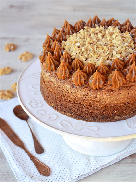 Fotografía de un relleno de torta de dulce de leche con nueces picadas