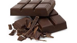 Detalle de chocolate negro en tableta y cacao en polvo