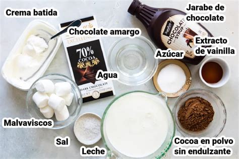 Proceso de remover chocolate fundiéndose en leche caliente