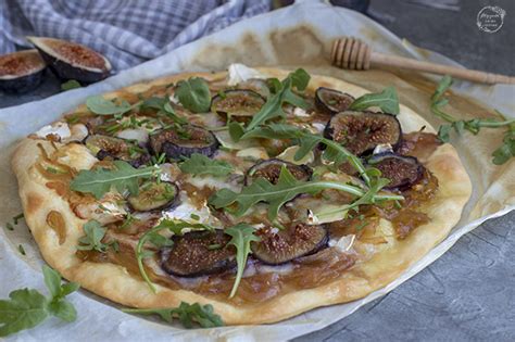 Pizza de higos y pera lista para servir