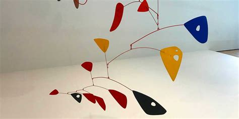 Ejemplos de un móvil y un estable de Alexander Calder