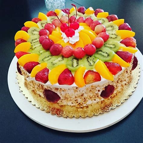 Torta de capas sin gluten decorada con frutas