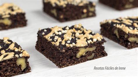 Brownie de avena y almendras cortado en porciones