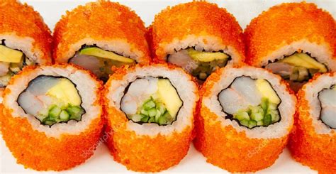 fotografía de un rollo de sushi recién preparado
