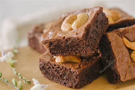 brownie de nuez recién horneado con textura melcochuda