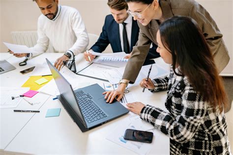 Equipo de trabajo diverso en un ambiente colaborativo