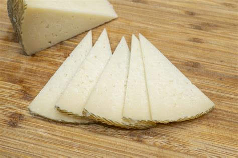 Tabla de cortar con queso Santa Rosa cortado en cubos listo para el relleno