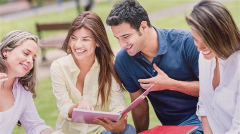 Personas socializando en diferentes contextos