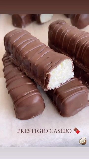 Ingredientes esenciales para Prestigio casero sin gluten: coco rallado, aceite de coco, crema de coco, endulzante natural y chocolate para cobertura