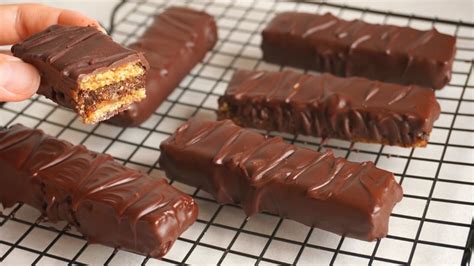 Foto de primer plano de barritas de Prestigio sin gluten bañadas en chocolate oscuro