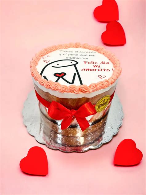 Foto de un queque de cumpleaños colorido y personalizado, con detalles artísticos.
