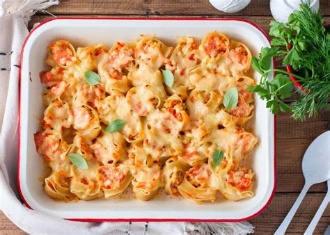 fideos rellenos al horno listos para servir, con queso gratinado