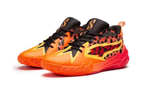 Scoot Henderson posando con las zapatillas Puma x Cheetos Scoot Zeros