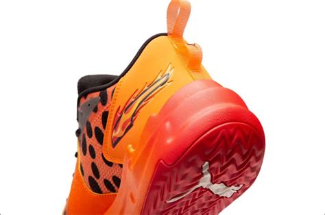 Detalle del print de leopardo de Chester Cheetos en las zapatillas
