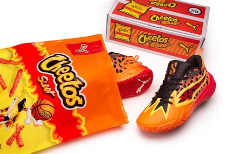 Foto del packaging exclusivo de la colección Puma x Cheetos, inspirado en los envoltorios de Cheetos