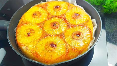 Tarta de piña cocinada en sartén, vista desde arriba