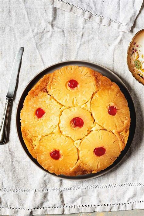 Bizcocho de piña terminando de cocinarse en sartén con tapa