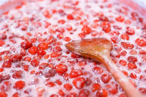 Foto detallada del proceso de cocción de la mermelada de limón en una olla