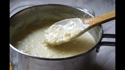 Cocina casera con una olla de arroz con leche hirviendo suavemente.
