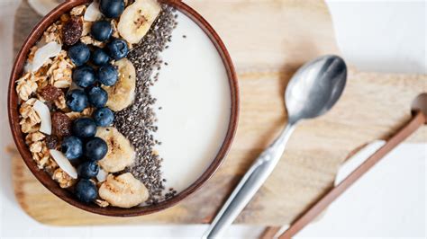 Yogur vegetal casero con frutos y semillas en un tazón
