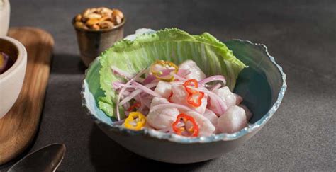 Variedad de acompañamientos para ceviche de pollo